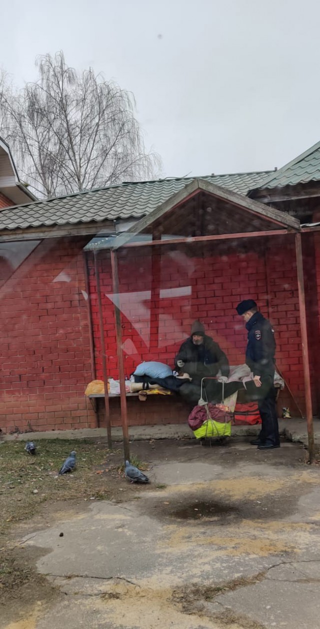 Дядя Саша в тепле: жители спасли бездомного мужчину с остановки