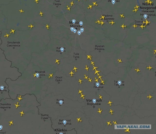 Помощник дежурного в ФСБ по Новосибирской области принимает жалобу на полосы от самолетов в небе