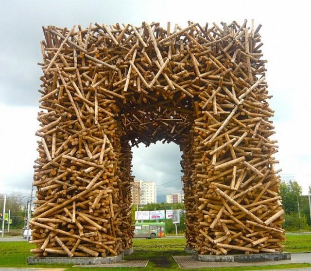На набережной в центре Челябинска установили скульптуру за 10 миллионов из *овна и веток