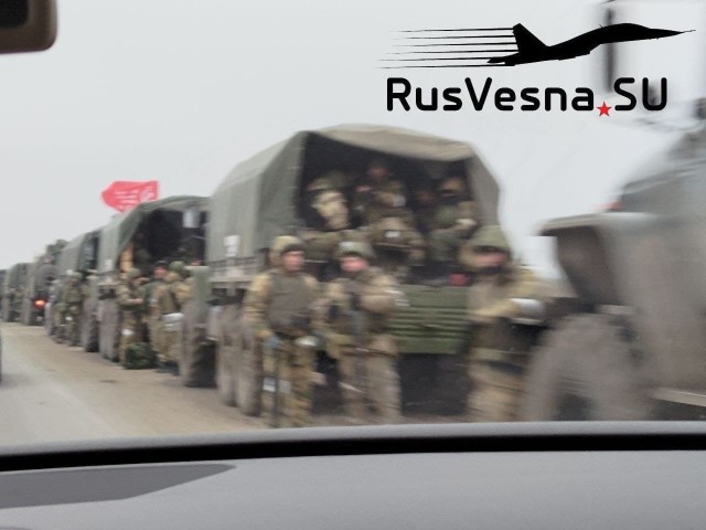 Большая колонна российских военных заходит на Украину под флагами СССР
