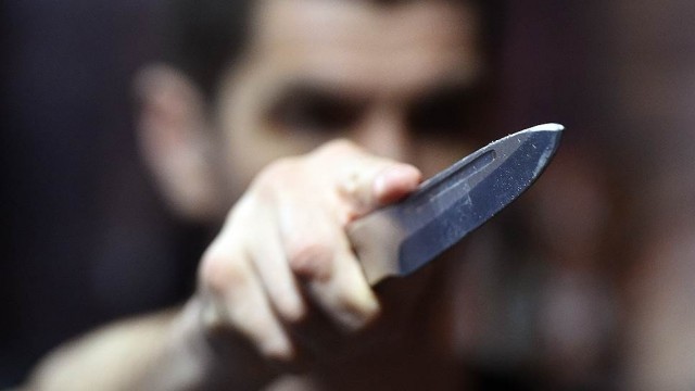 В Ленобласти мигрант из ревности пять раз ударил ножом подростка.