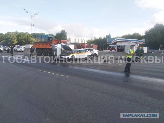 Отвалившееся колесо спровоцировало массовое ДТП на 38 километре МКАД в Ясенево