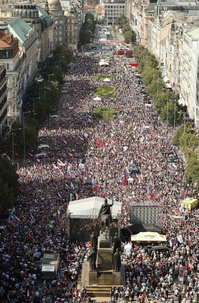 Массовый митинг с требованием отставки правительства прошёл в Чехии