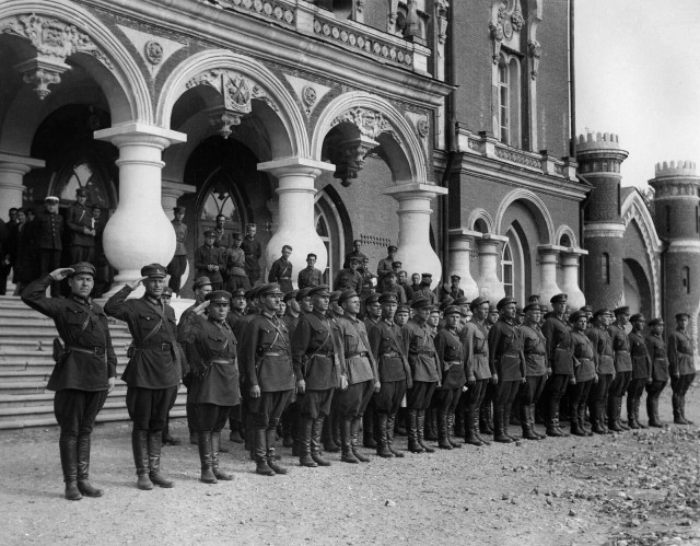 Фотографии связанных с историей Красной и Советской Армии.