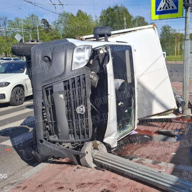 В Питере мужик угнал «Газель» с пивом, по пути выпил пару бутылочек пенного и опрокинул машину, врезавшись в столб