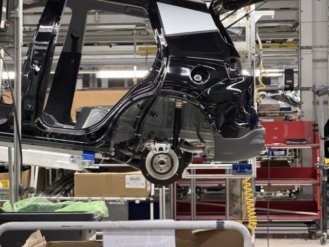 На бывшем российском заводе Volkswagen запускают ещё один кроссовер. Tenet T4L получил три экрана