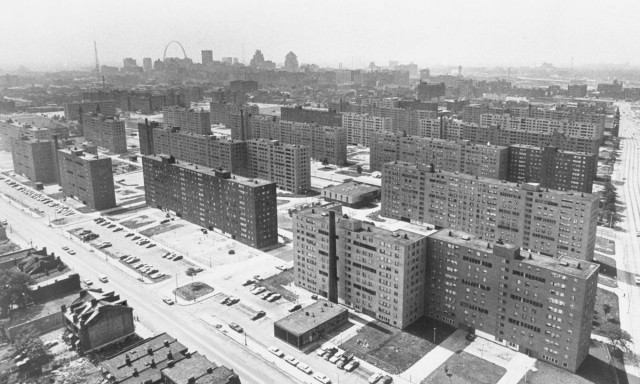 Как жилой комплекс Пруитт-Айгоу и Нью-Йорк 1970-х разрушили мечту о доступном жилье