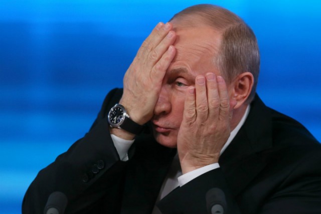 Во Владивостоке девушка сняла трусы в знак протеста.
