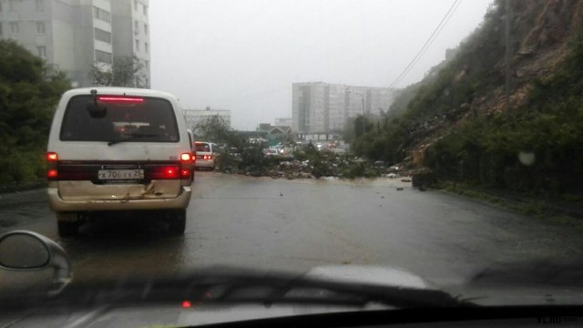 Во Владивостоке на автопарковку сошел оползень