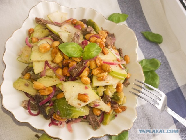 Давайте поговорим о приятном!Салат с брюссельской капустой, арахисом под горчичной заправкой