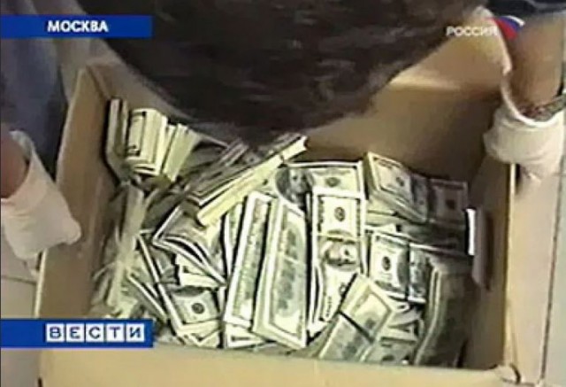 При принятии поправки о досрочных выборах непереизбравшиеся в Госдуму депутаты получат годовую зарплату