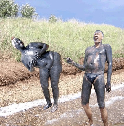 Фотожаба: Пляжники у нефтяного танкера
