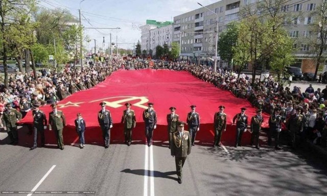 Минская фабрика правдивых фоторепортажей за работой
