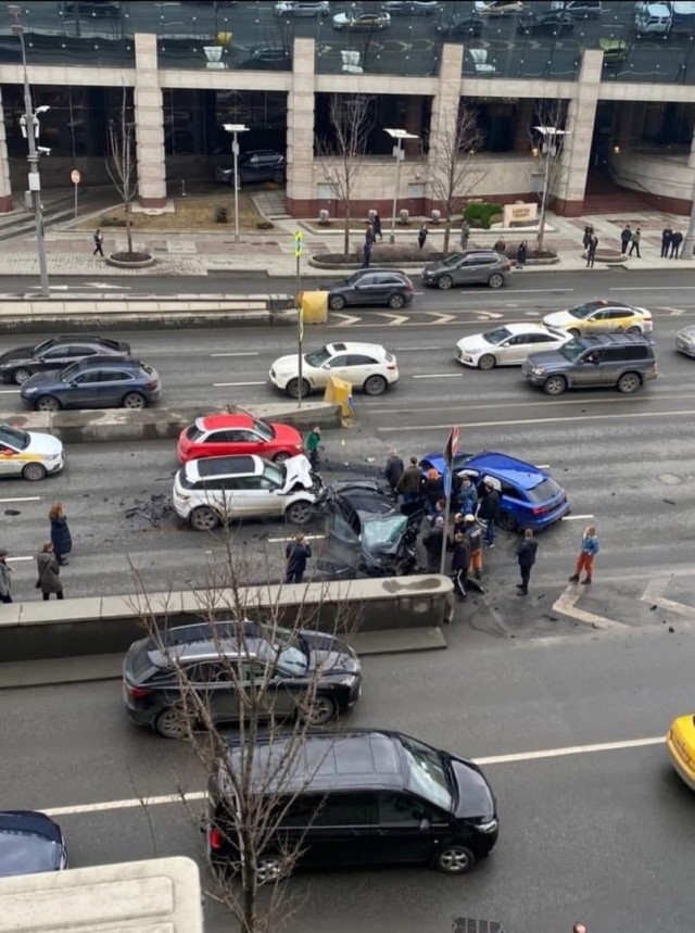 Серьезное ДТП произошло на Садовом кольце в районе Смоленской площади
