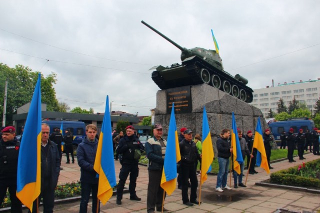 Уместен ли триколор на параде 9 мая?
