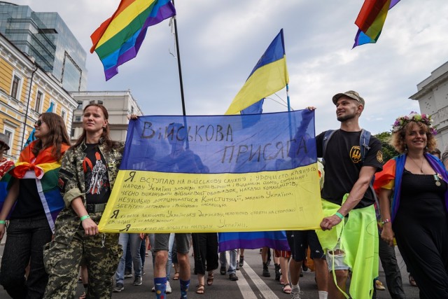 Пьяному быдлу захотелось шаурмы в 4:30 утра, в ход пошли кулаки и угрозы