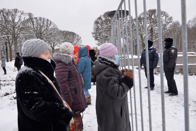 Возложение цветов на Пискаревском кладбище: 2014, 2019, 2020, 2022 годы