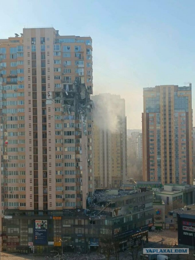 Появилось видео попадания снаряда в жилой дом в Киеве