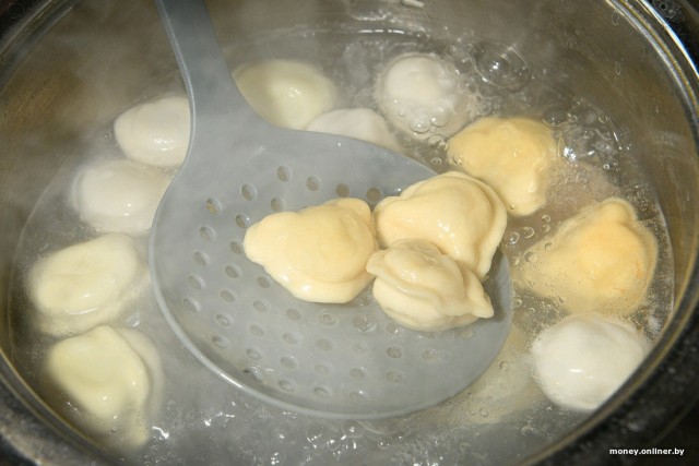 Открываем белорусские пельмени и смотрим, что внутри
