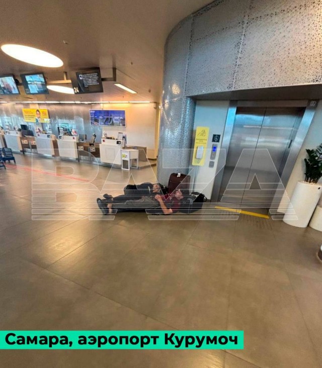 В российских аэропортах многочасовые задержки рейсов из-за закрытия московских аэропортов в связи с атакой беспилотников