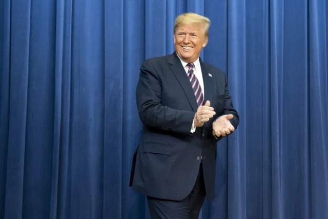 Трамп оросил и одарил президента Сирии собственным парфюмом