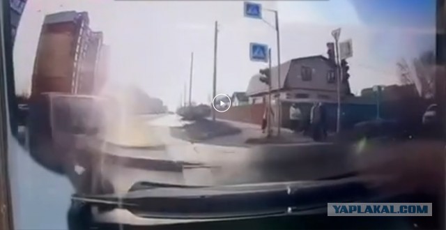 В Омске автомобиль вылетел на тротуар и сбил двух 14-летних школьниц