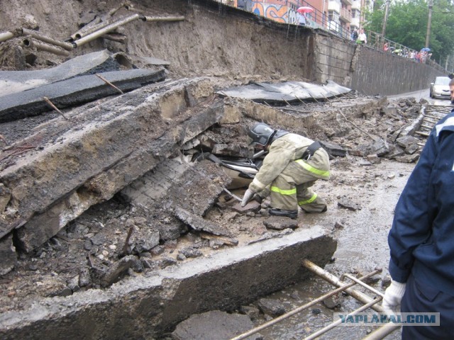 На проспекте Свободный в Красноярске рухнула стена