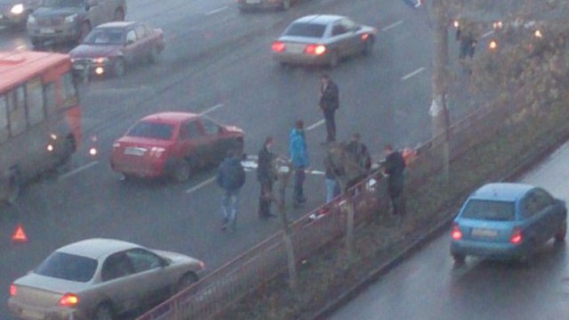 Байкер врезался в пешехода в центре Владивостка