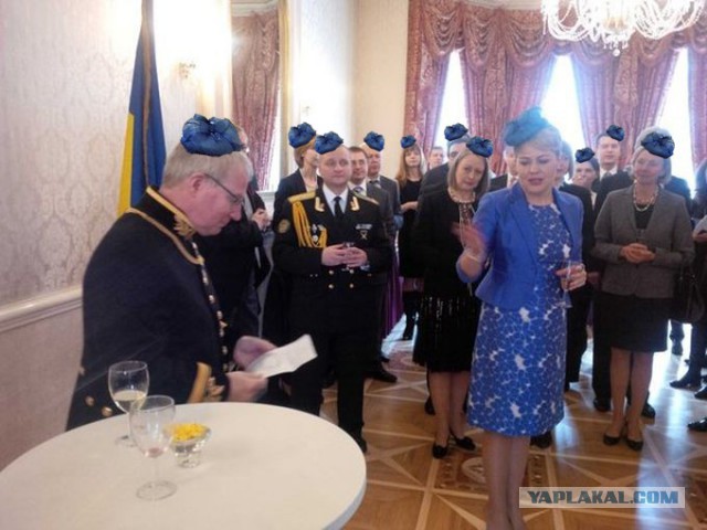 Королева-мать в недоумении.   Для русских - ничего нового.