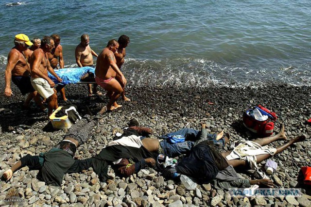 Беженцы плывут