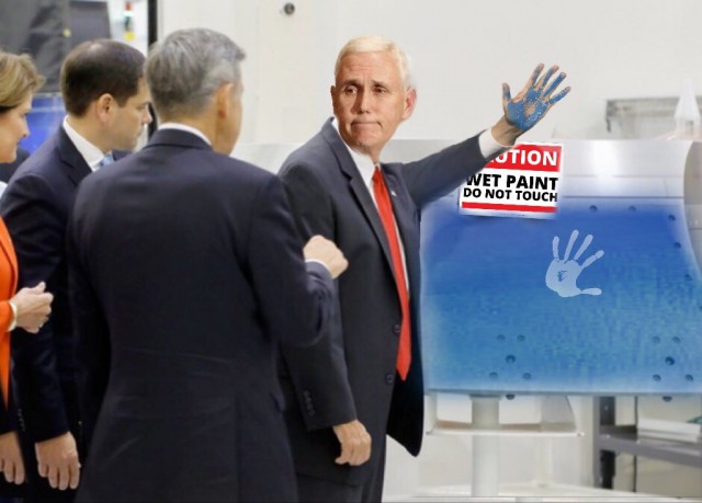 Фотожабы: Вице-президент США, игнорирующий надпись «Не трогать»