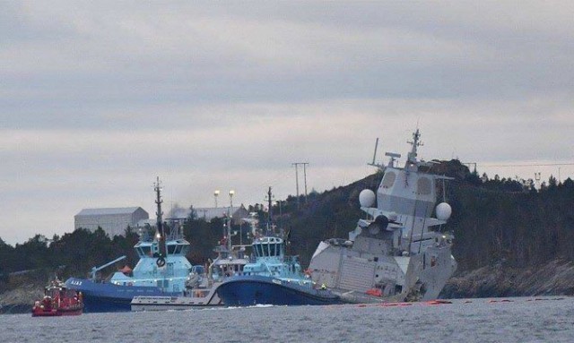 Норвежский фрегат столкнулся с танкером