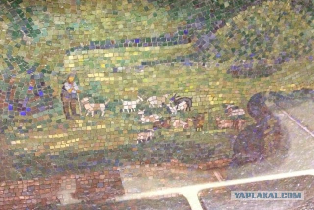 Житель Москвы заметил на мозаике в метро совокупление коз