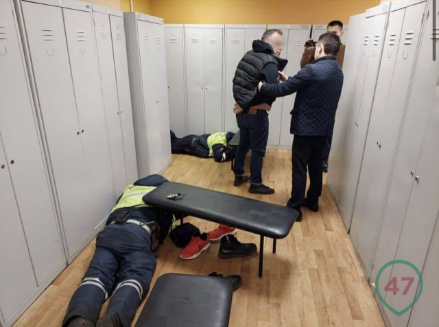 "Всем лежать, сук…!". Зачем в Петербурге валяли по полу 10 сотрудников ГИБДД
