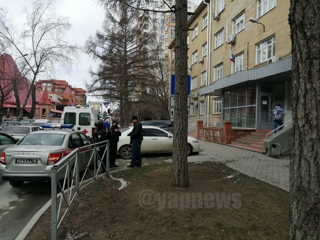 В Новосибирске конвойный застрелил задержанного возле здания центрального суда