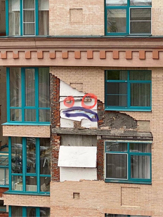 В ЖК «Алые паруса» облицовка фасада жилого дома обвалилась прямо на припаркованные машины