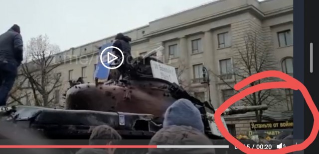 Люди в Берлине несут цветы к российскому танку