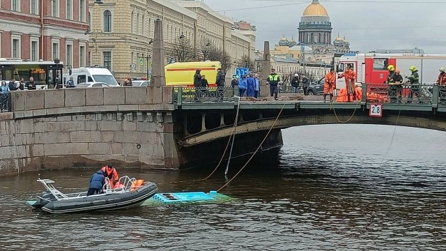СПБ! Автобус упал в воду после столкновения с каршерингом у Поцелуева Моста