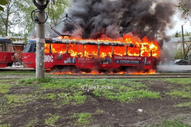 В Екатеринбурге трамвай с пассажирами загорелся в час-пик