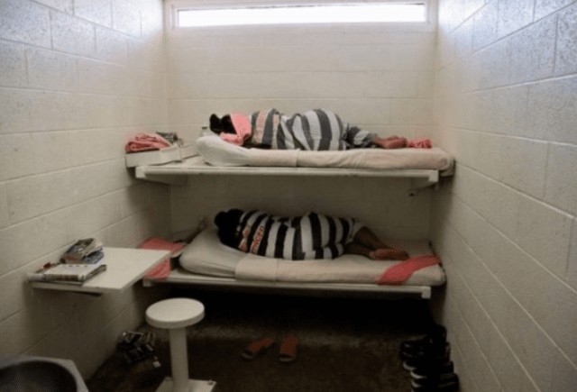 «Цепи, робы и колючка под током». Как сидят женщины в американских тюрьмах