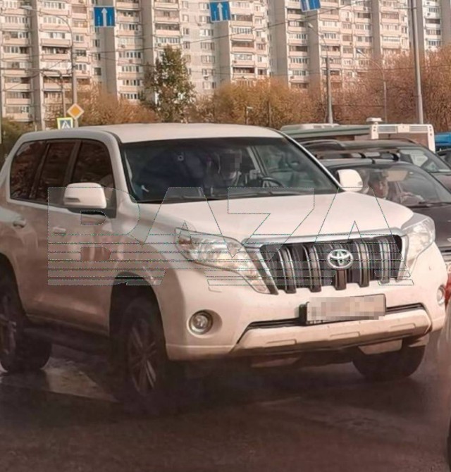 Белый джип с привязанной к днищу коробкой обнаружен у заправки на Ленинском проспекте в Москве недалеко от станции метро «Тропарёво».