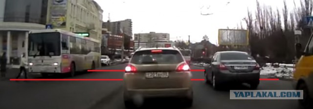 Выскочила на переходе из-за автобуса
