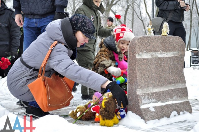 На Аллее ангелов в Донецке почтили память детей