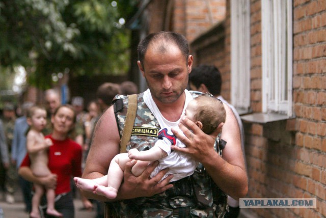У станции метро «Октябрьское поле» собралось более 100 националистов