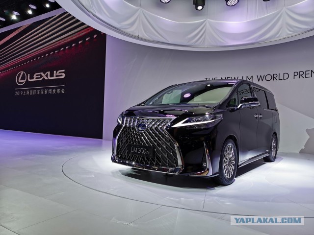 Lexus представил первый минивэн в истории марки
