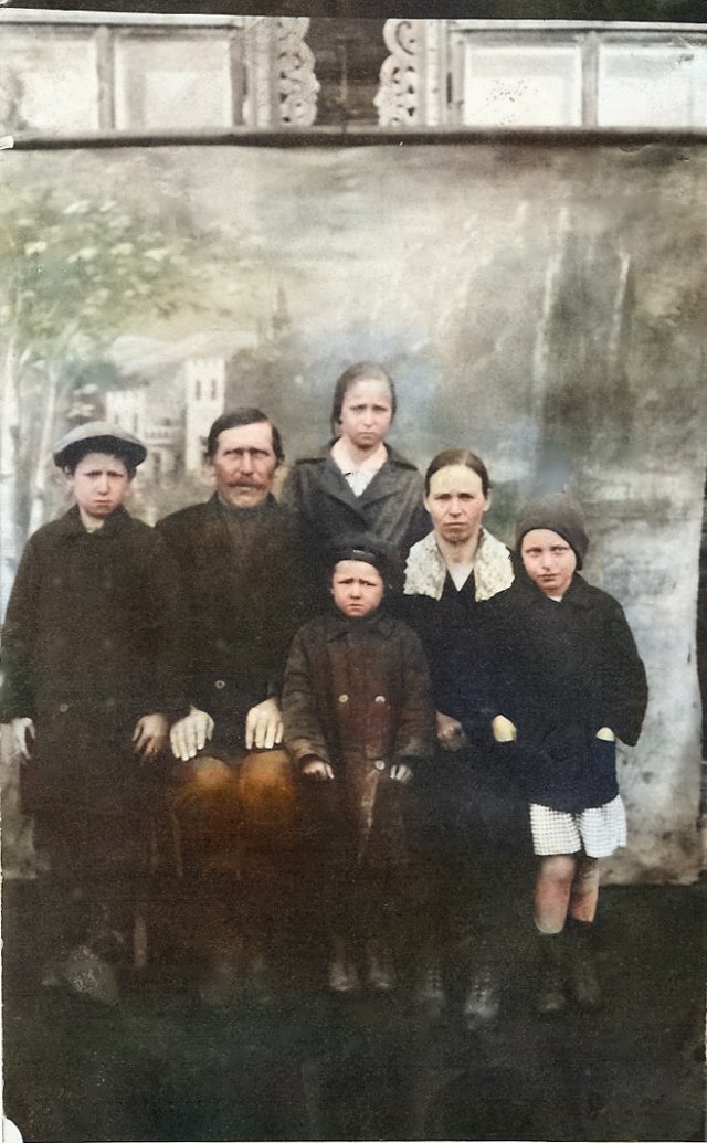 Нейросеть на хаялву раскрашивает фото к 9 мая