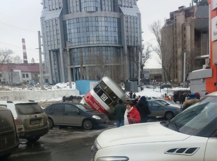 В Самаре трамвай опрокинулся на 4 машины у ТЦ «Апельсин»