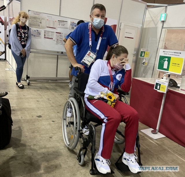 Российская рапиристка продолжила выступление после получения травмы и помогла нашей сборной выиграть золото