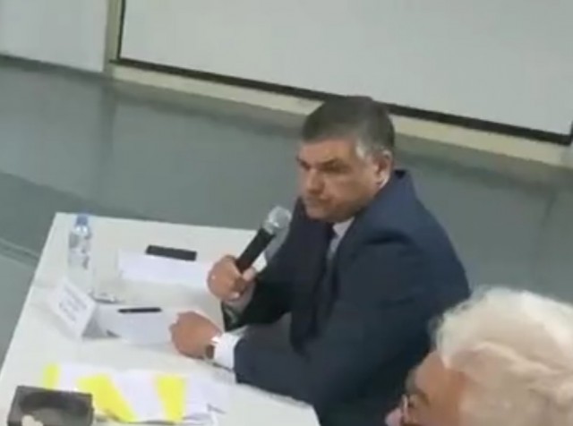 Пенсионерка из Уфы вывалила куски обвалившегося в ее квартире потолка перед заммэра города