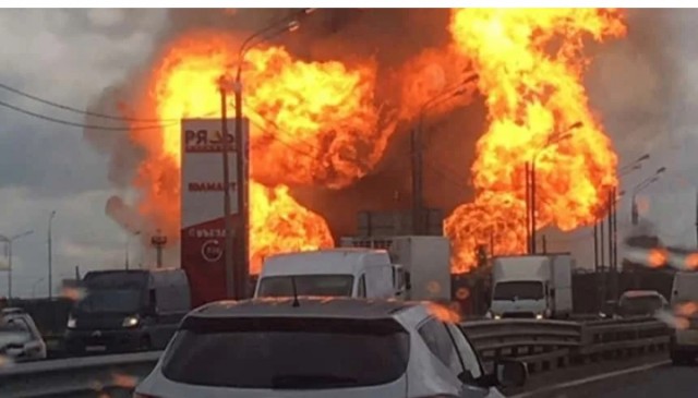 В Ленинградской области взорвался газопровод. Пламя видно из Петербурга